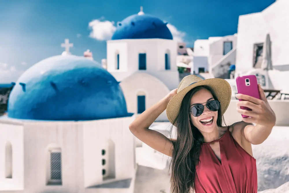 Sie können Hotelübernachtungen wählen, um die Gegend zu erkunden (Santorini)