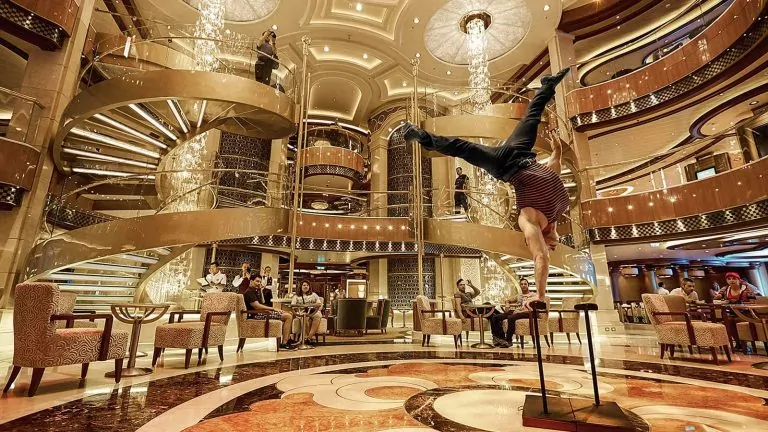 Spektakuläres Atrium "The Piazza" auf dem Sky Princess-Schiff