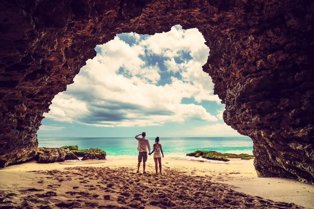 Schöner weißer Sandstrand in Bali